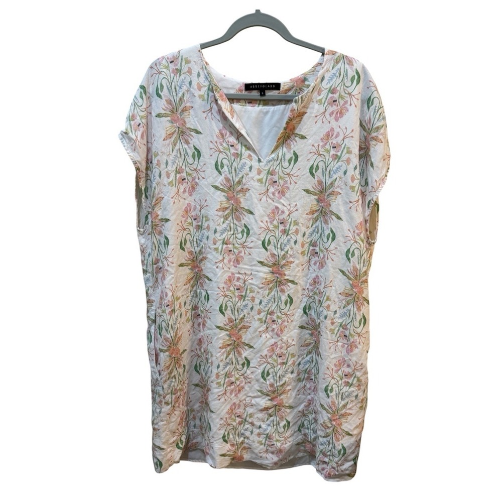 Abbey Glass floral shift dress features a V-neckline and short sleeves